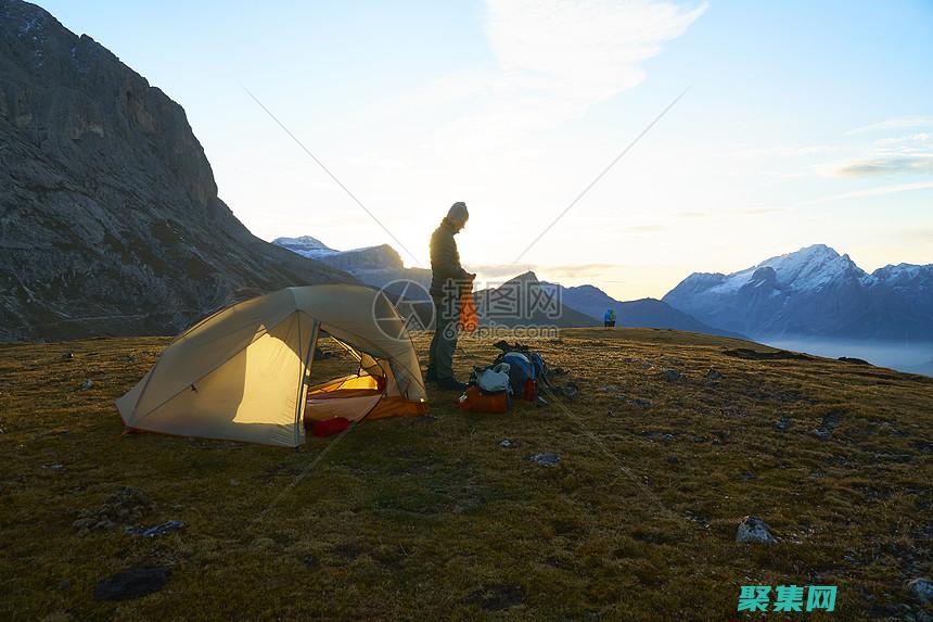 登山者離開帳篷去調查，但發現一群神秘的生物，其特征與僵尸相似。 (登山者離開帳篷圖片)